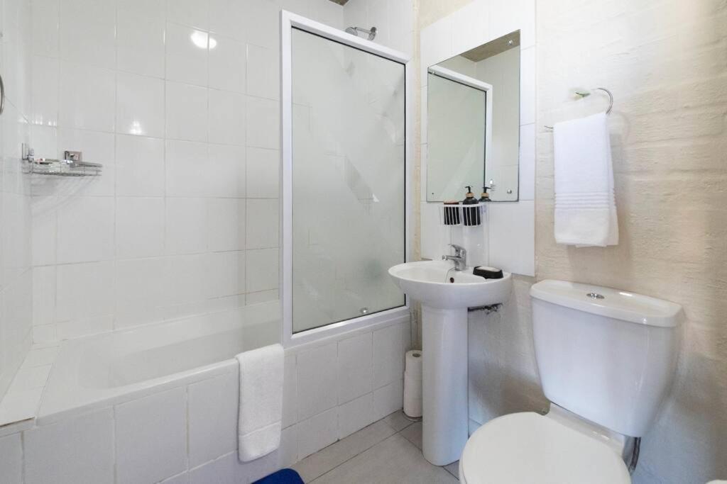 Modern 2 Bedroom Gem * Cape Town